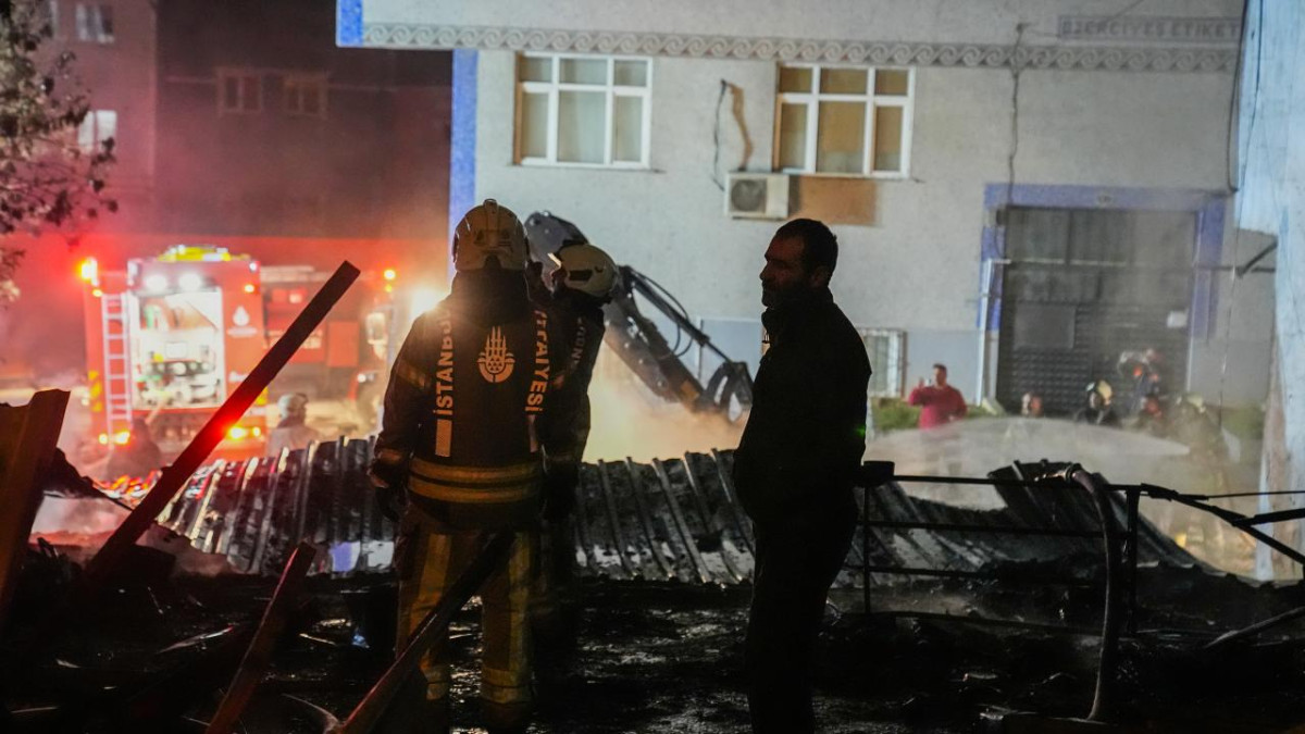 İstanbul'da kağıt ve plastik hurda deposunda yangın