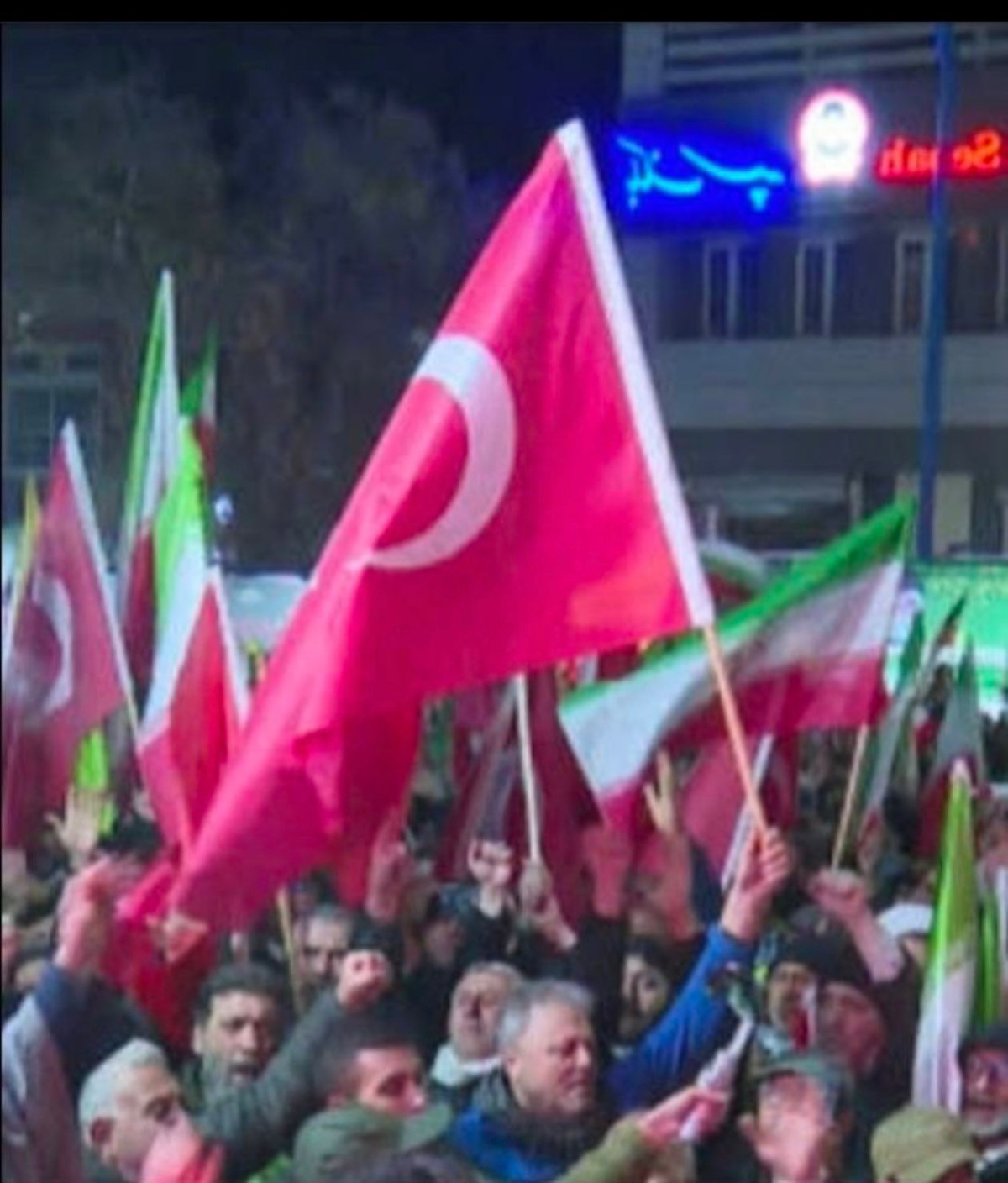 İran’daki Rejim Yanlısı Gösterilere Türkiye’den Katılım Tartışma Yarattı